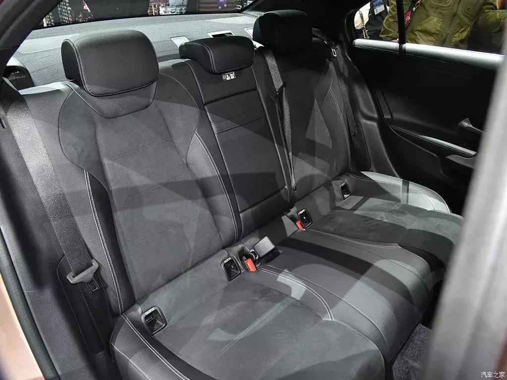 奔驰新款a级三厢车路试中,试驾奔驰新款三厢a级