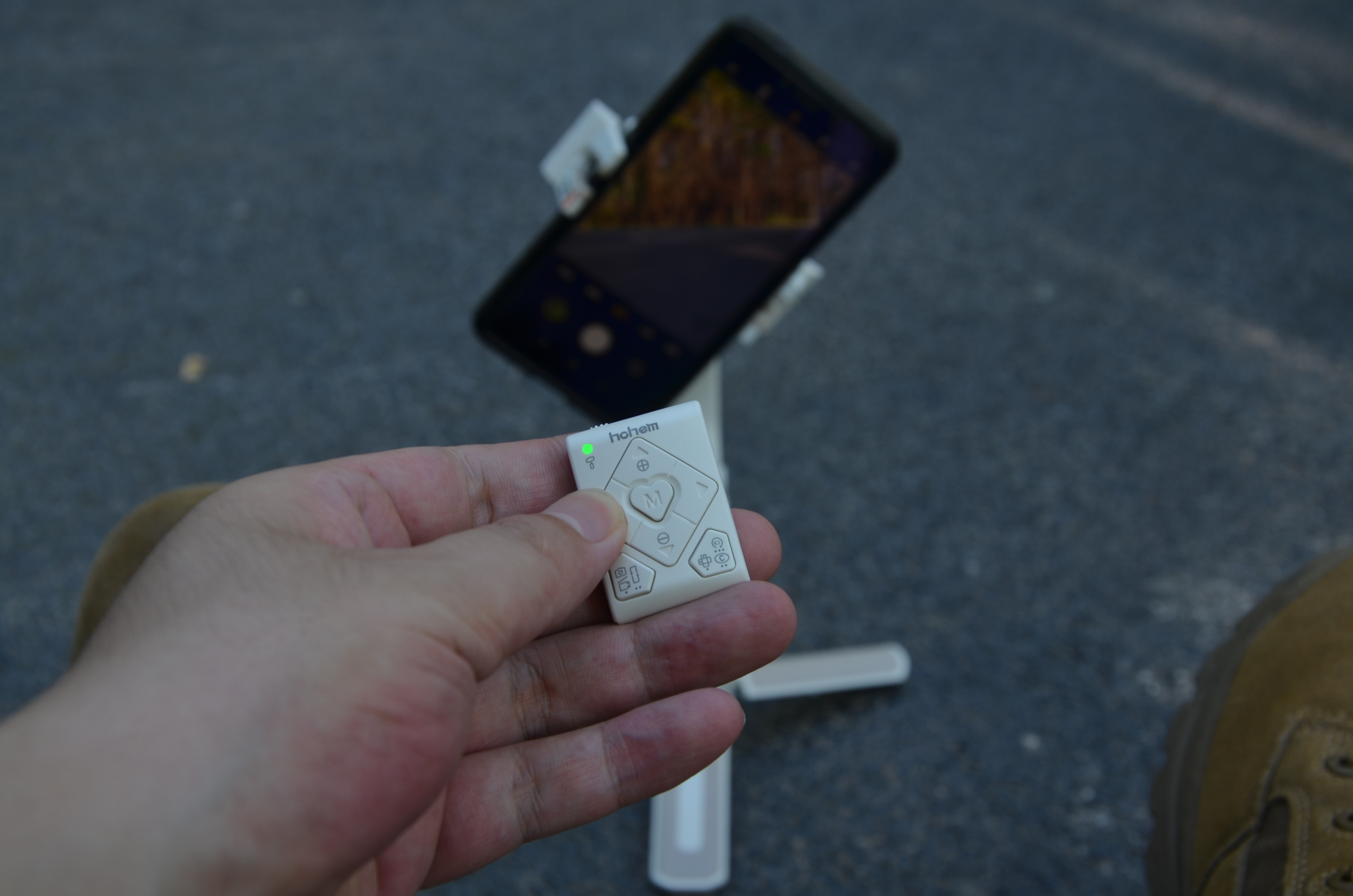 是自拍杆、三脚架，遥控卡菲、也是稳定器——浩瀚小Q智能稳拍杆