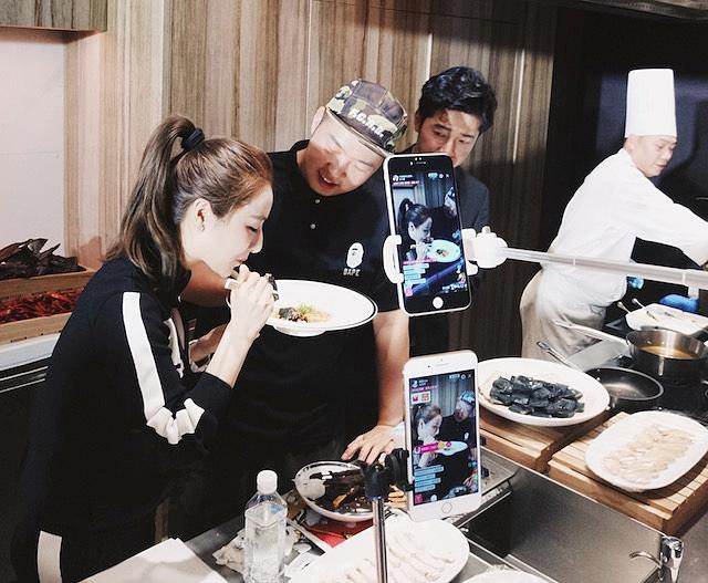 神奇的李佳琦:5分钟卖1.5万支口红,大败马云,连章子怡也心动