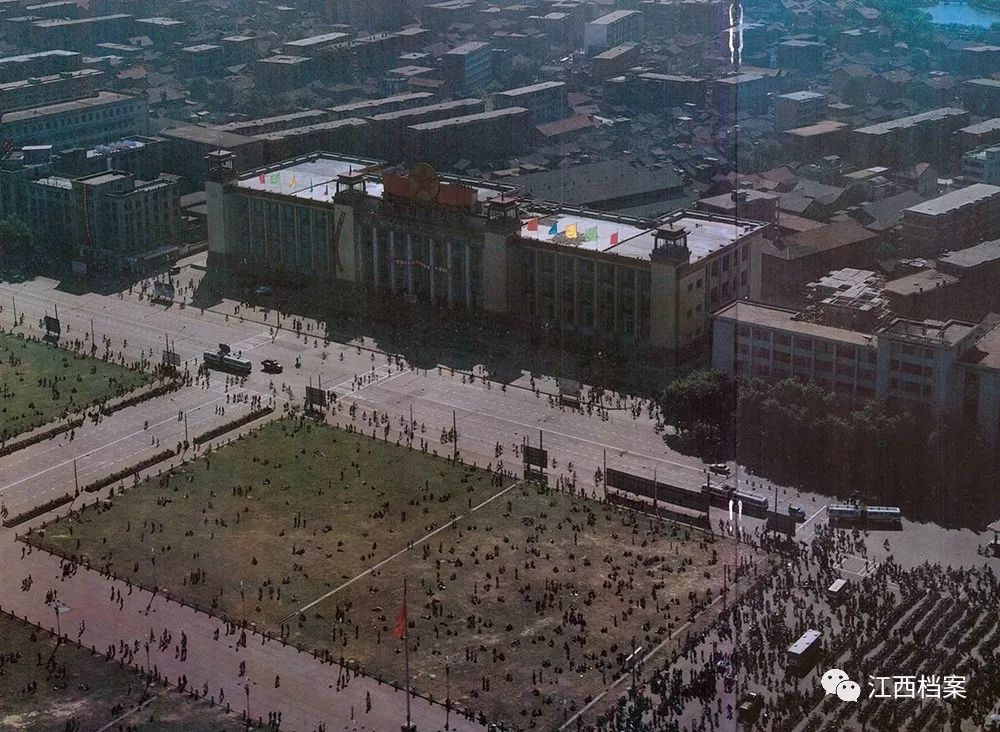 带着时代烙印的老照片,和你穿越到不同年代的八一广场