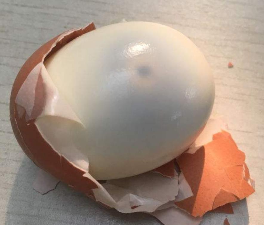 水煮鸡蛋打开蛋黄有小黑点能吃吗,蒸鸡蛋像没熟一样能吃吗