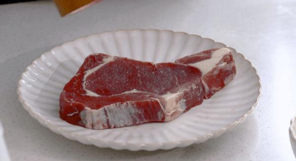 家庭煎牛排怎么煎又嫩又好吃,最简单的煎牛排的做法视频