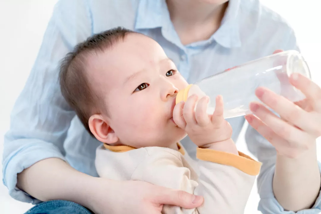 新生儿母乳消化不良妈妈注意饮食,新生儿营养不良妈妈吃什么补