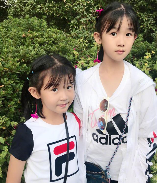 鲍蕾带两女儿出游,鲍蕾携俩女儿登大刊