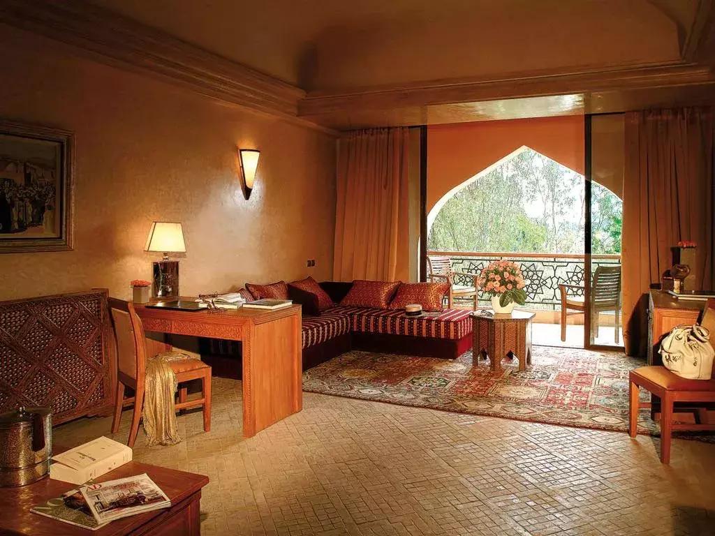 在摩洛哥皇宫，穿拖鞋看秀，是什么体验？