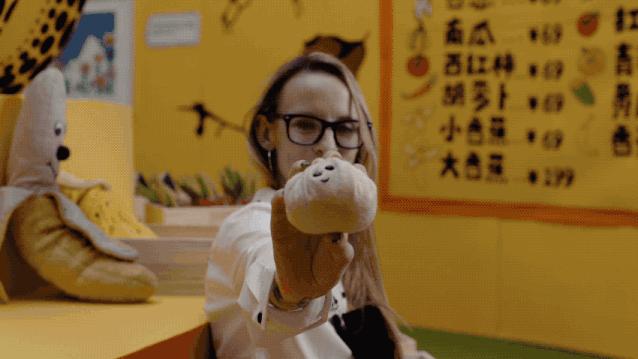 艺术家用一块布打造便利店、情趣用品店...生意却异常火爆