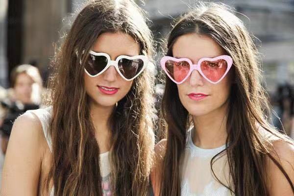 出门凹造型必备墨镜,凹造型必备的墨镜怎么戴都好看