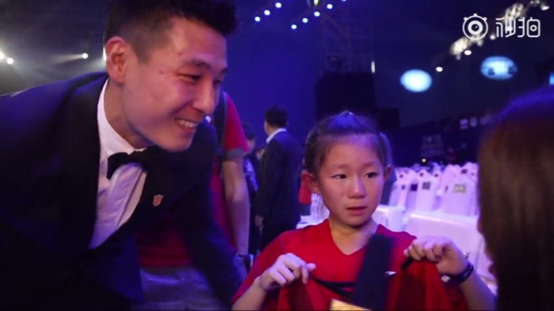 安抚错过得奖的小球迷，武磊送上签名球衣显人品！