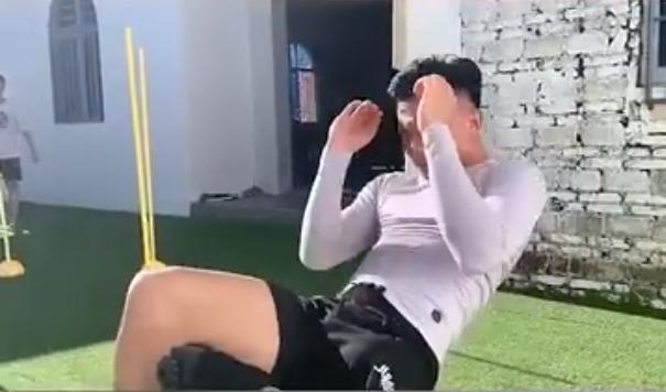 1条腿,一条腿一根拐杖的残疾老人