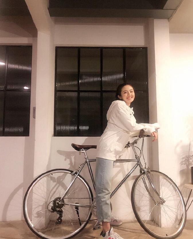 李兰迪的冬日可爱穿搭,李兰迪粉色碎花裙穿搭