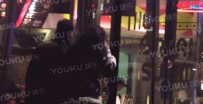 杨坤与多名美女亲密互动,杨坤夜会照片