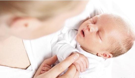 宝宝睡觉惊跳的解决方法,宝宝睡觉惊跳咋办