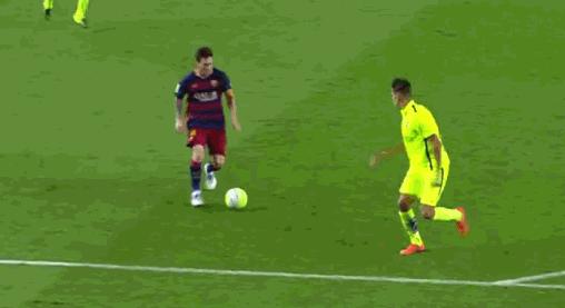 梅西观看自己过人,梅西过人的搞笑视频