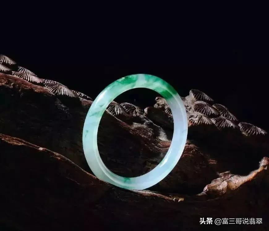 缅甸翡翠30元一斤,缅甸翡翠3.0单珠