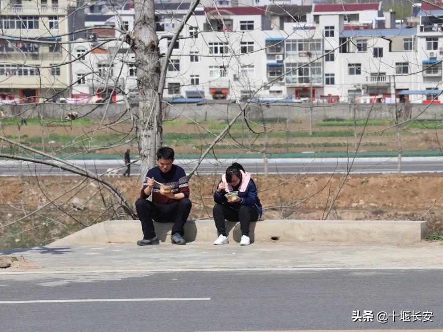 致敬奋斗在抗疫一线的社区工作者,致敬奋斗在一线的抗疫医务工作者
