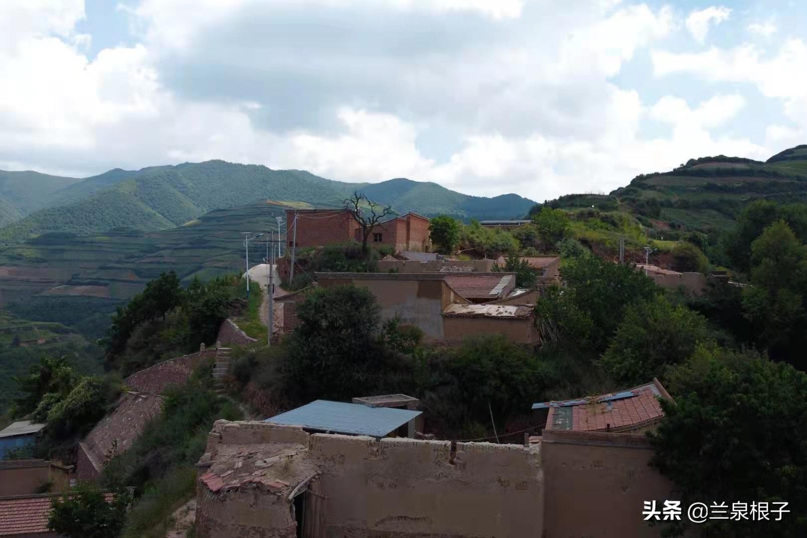 兰州南部大山深处山脊线上的美丽原野乡村沟对巴