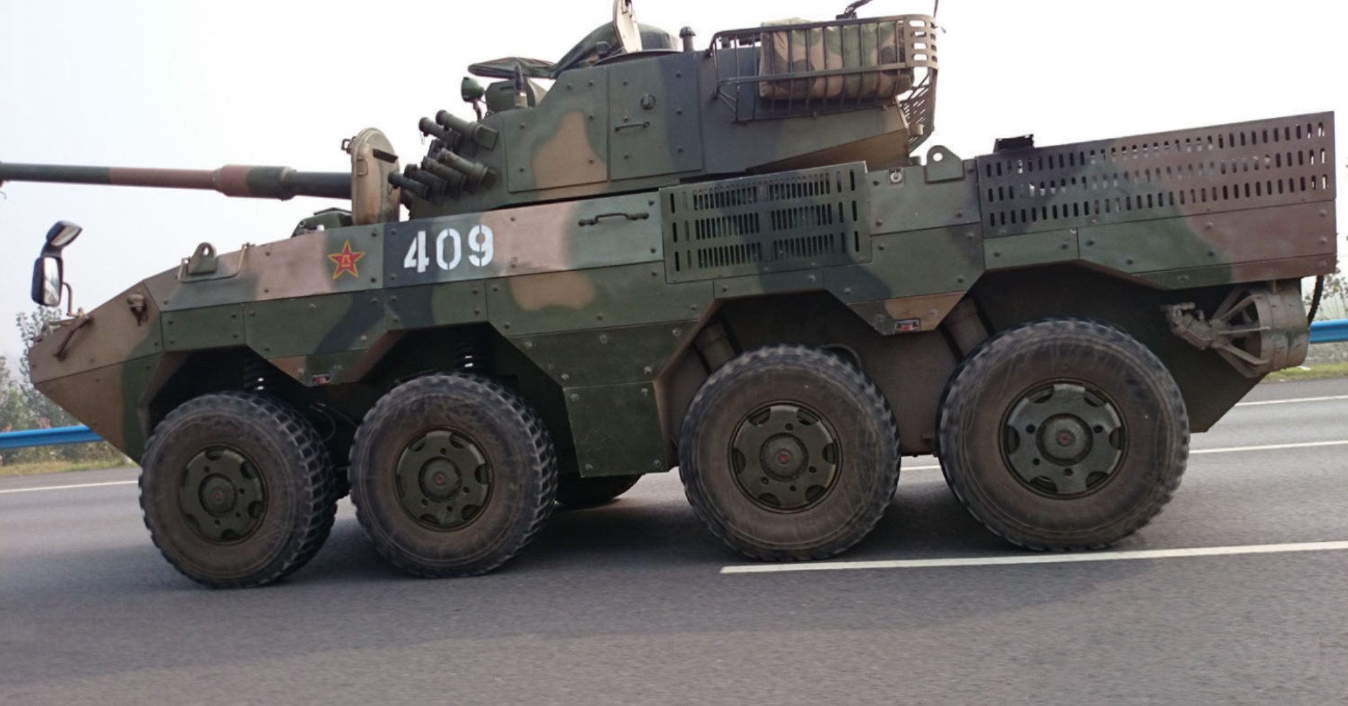 解放军最新型装甲突击车,国产新式轮式突击车测试