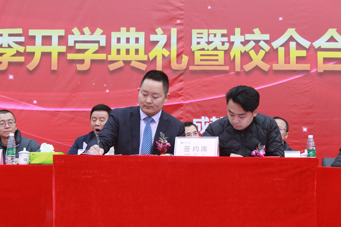 职业教育就业与升学并重,职业技能培训与校企合作