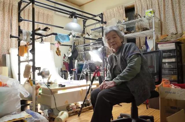 90岁日本老奶奶,酗酒飙车碰瓷,爱上自拍,人生乐趣多了100倍