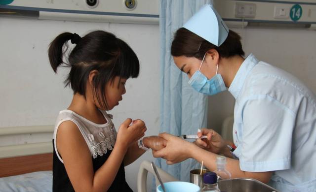 14岁女孩身上有异味是怎么回事,发现女儿身上有怪味