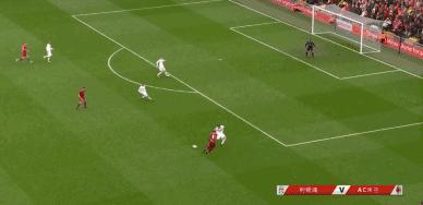 老人看足球比赛哭了,球迷观看国米逆转ac米兰