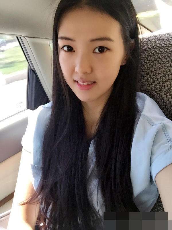 女排“颜值王”开法拉利回校，遭人吐槽炫富？副驾却不是未婚夫