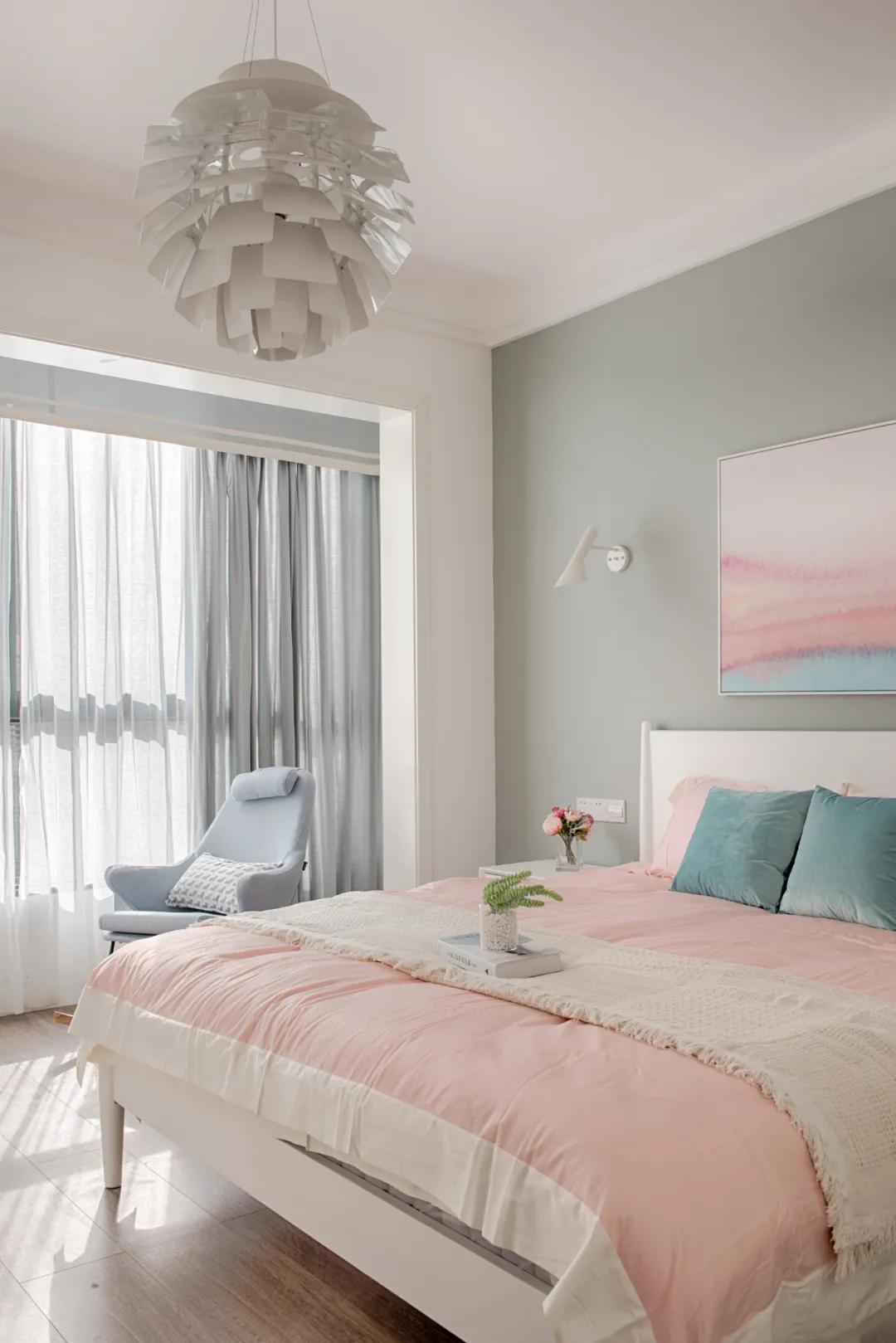 带阳台的卧室就这样装真的别犹豫,带阳台的卧室窗帘怎么装实用好看