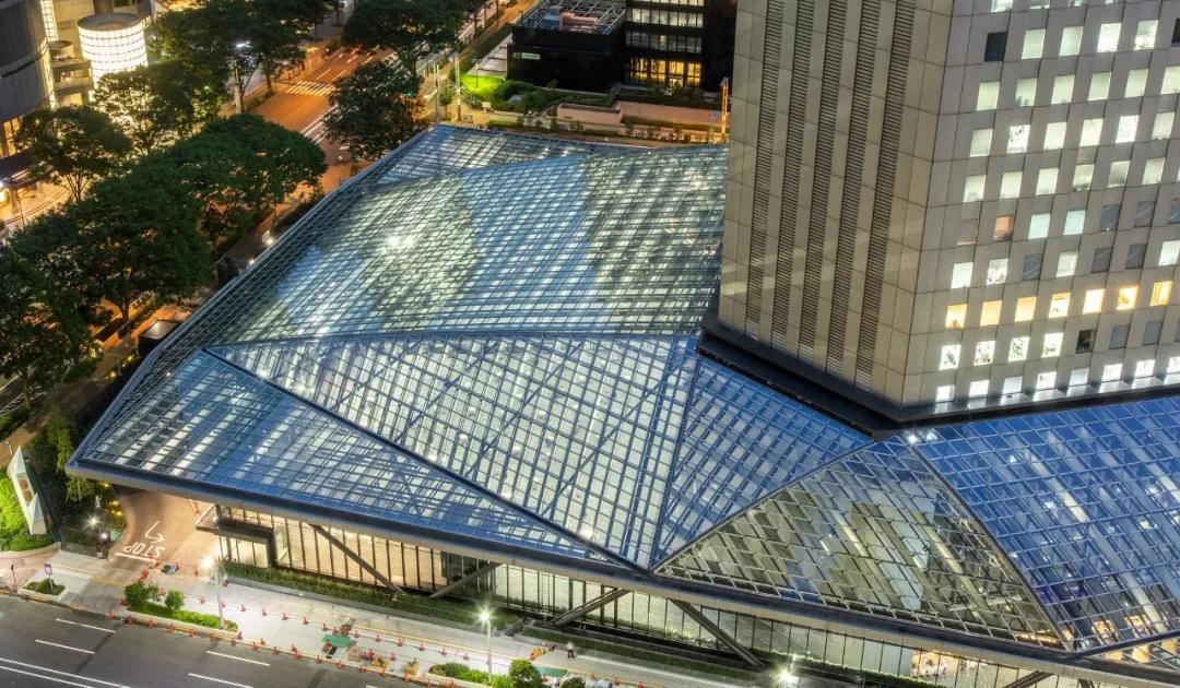 为高层穿“裙子”，新宿住友商事大楼/日建设计