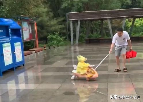 带娃玩扭扭车漂移,萌娃扭扭车漂移