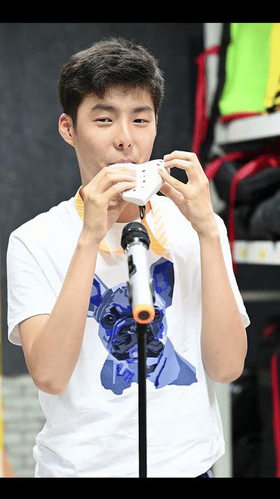 16岁自闭症少年吹陶笛走红,吹陶笛星星的孩子