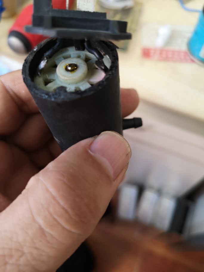 东风小康k02喷水壶电机卡死不转,继续维修