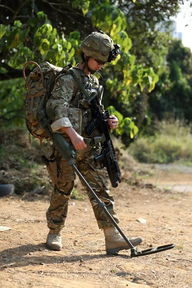 太狂了！香港这对母子竟然搞了个「*火军**库」卖手枪防毒面具及防弹背心...