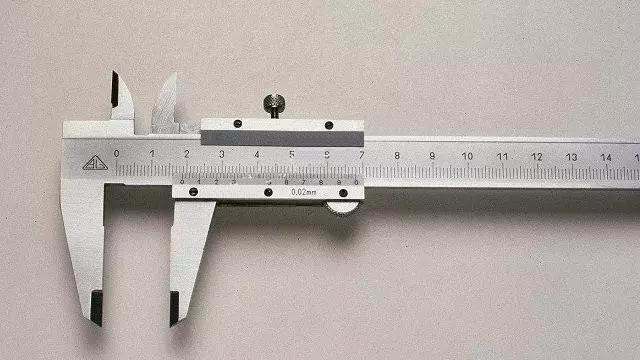 如何鉴别显示器用什么品牌屏幕,怎么辨别电脑显示器的真伪