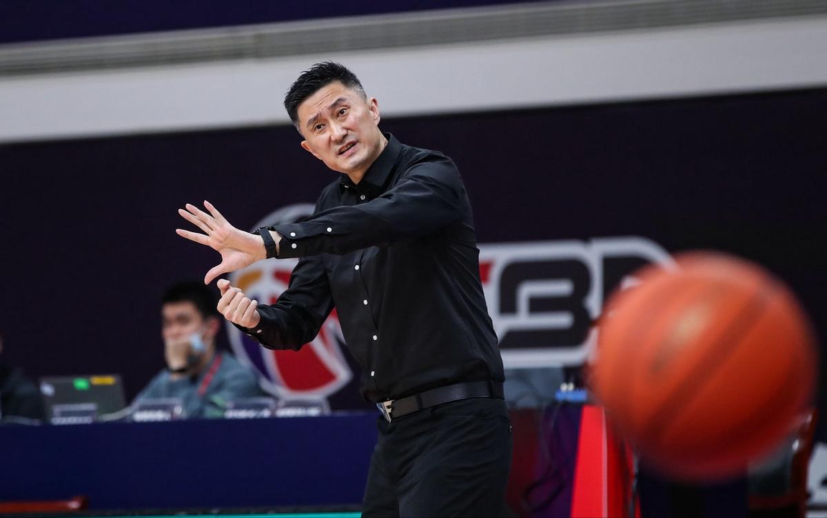 声望不及大哥，地位不如周队，粉丝比黑白少，凭什么他拿得最多？