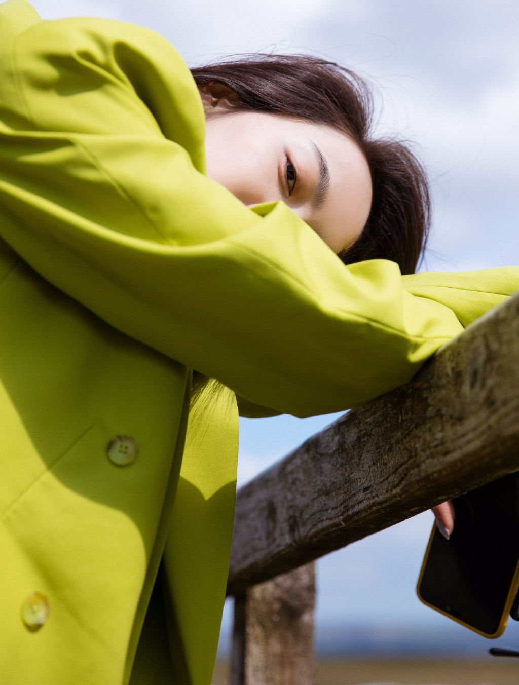 宋茜你为什么还单身?爱尔兰旅行一身芥末绿西装还露腿明媚美好