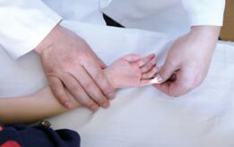 宝宝打嗝按哪个穴位止嗝,新生儿打嗝的推拿穴位