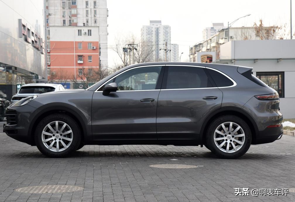 想买豪华SUV?保时捷Cayenne也不错,配3.0T+V6引擎,还带四驱