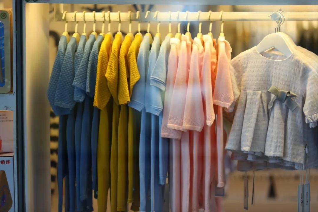 你不知道的暴利生意,靠尾货服装赚几亿