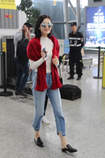 这条围巾5元英语,这条围巾的价格有点高英文怎么说