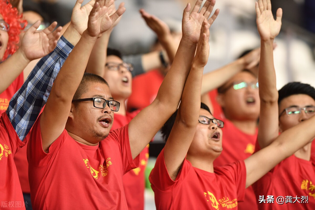 3-2,国足读秒绝杀越南队,为国庆献礼,国足的血性和韧劲回来了