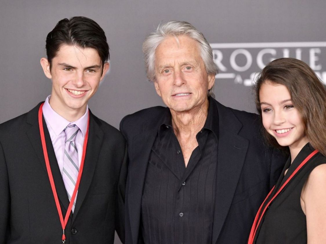 泽塔琼斯献吻庆祝20周年,76岁道格拉斯满头白发,闭眼享受