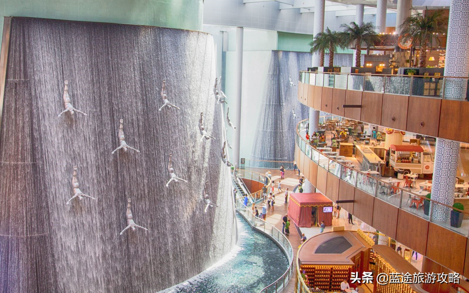 在迪拜奢华的购物中旅游和玩抖音,在迪拜购物是什么体验