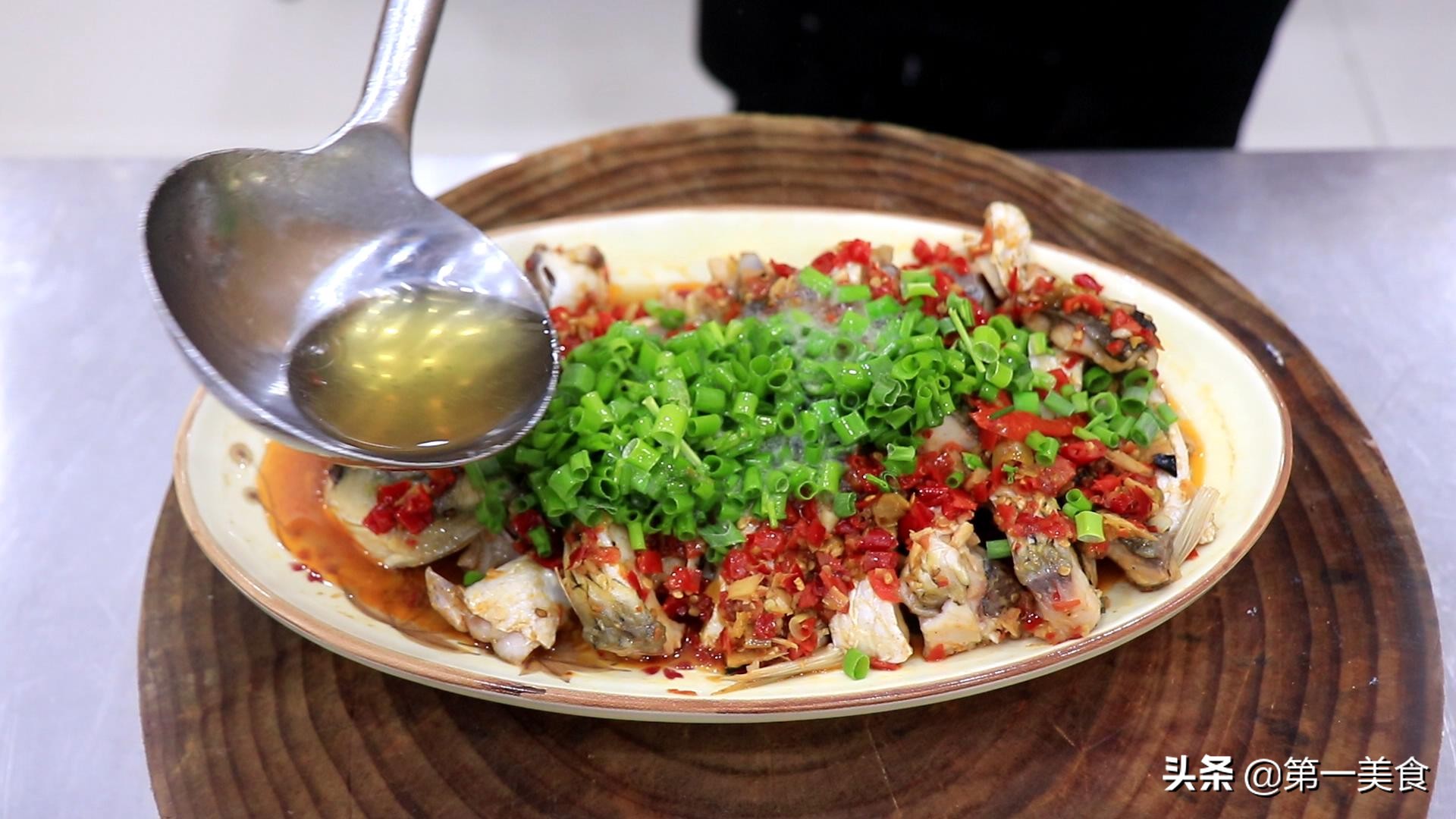 清蒸鱼怎样做鱼肉鲜嫩,五花肉不要红烧了放锅里蒸一蒸