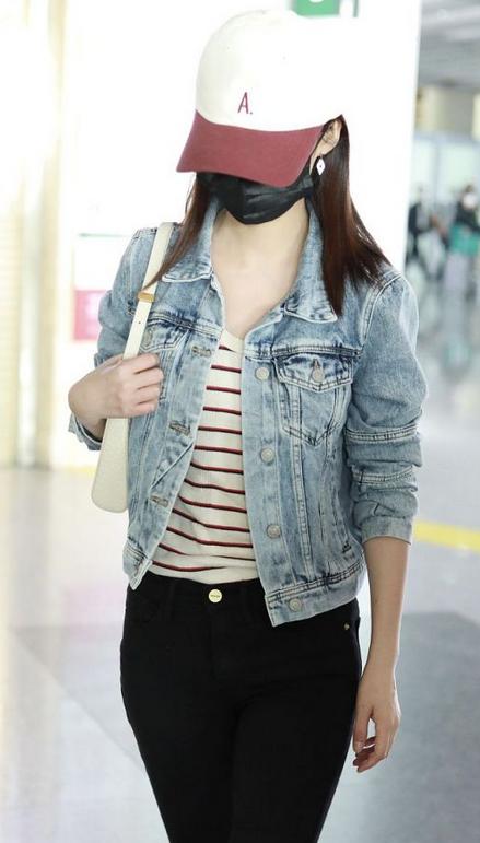 李沁运动风穿搭现身机场,李沁穿白色外套配黑色紧身裤