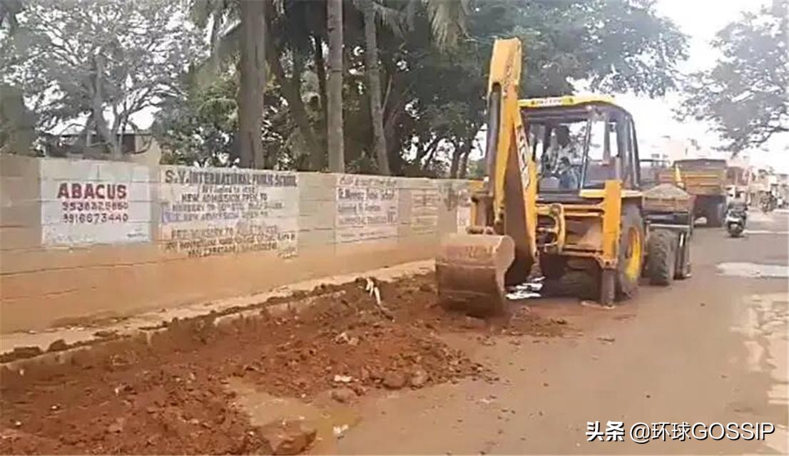 印度艺术家用脑洞大开的艺术手段对付路面坑洼，取得奇效