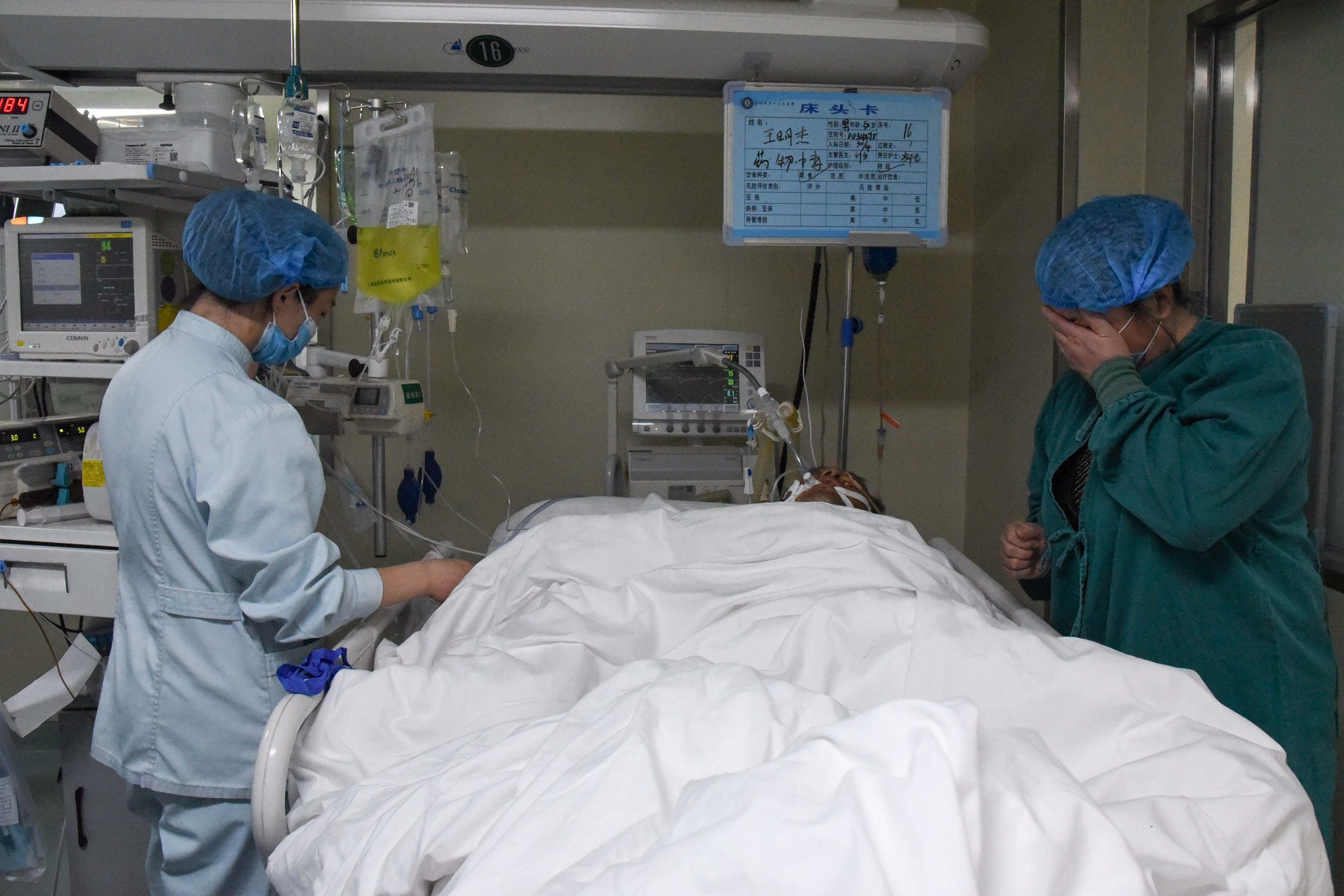 河南一男子因劳累致浑身疼痛,自泡药酒解压,一杯酒下肚后悲剧了