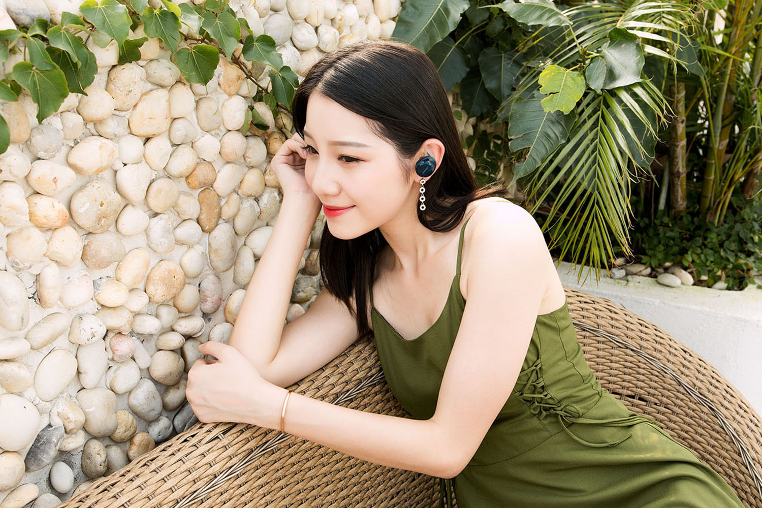 戴耳机要戴一个还是两个,戴耳机要听的音乐