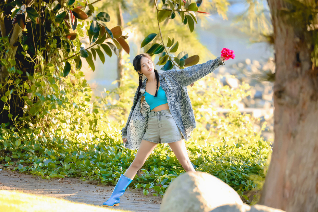 吴宣仪跳舞蝴蝶结短裙,吴宣仪穿粉色西装加粉色短裤