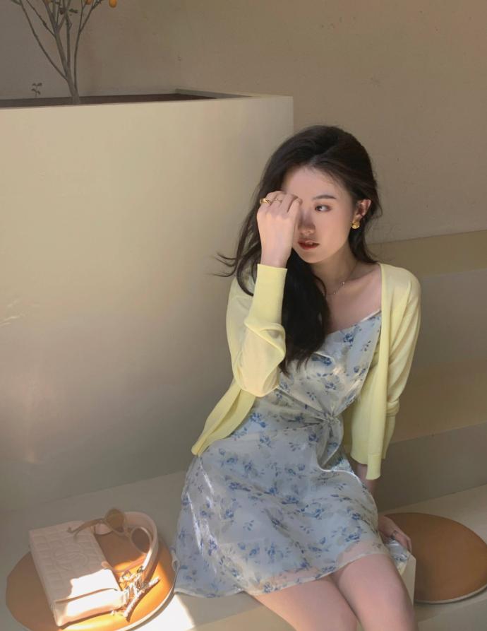 吊带裙很“露骨”，不敢穿？搭配一件外套试试，尽显优雅气质