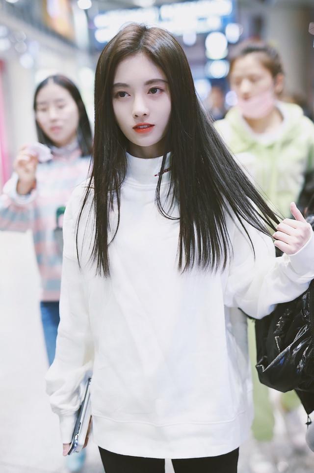 发质较硬女生好看的发型,发质软不蓬的女生适合什么发型